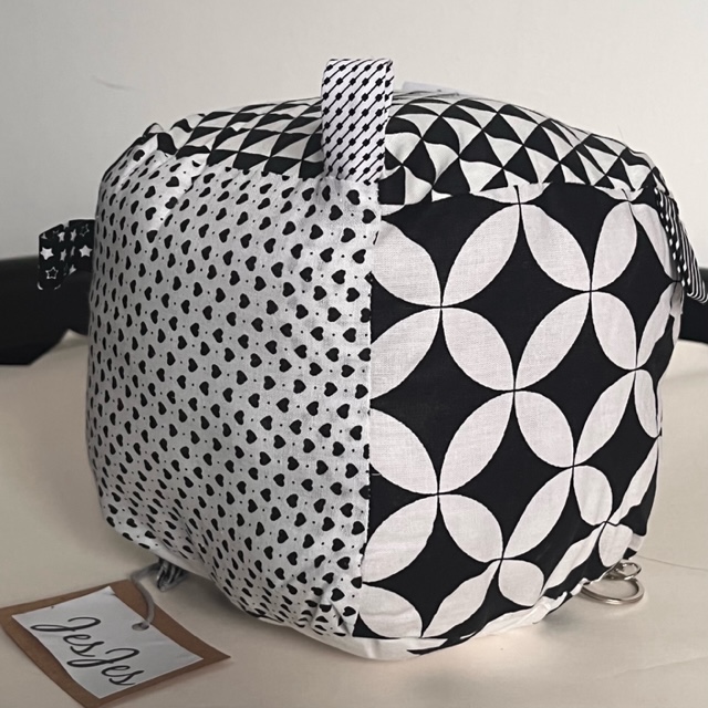 Foto 2 bij artikel "Baby's first kubus zwart-wit  '2'".